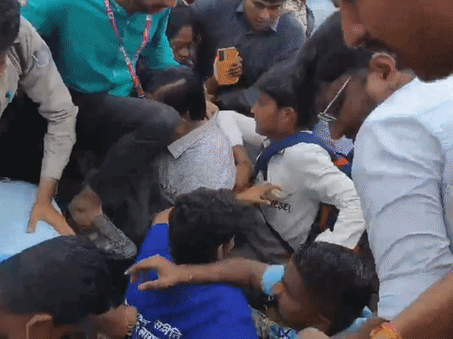 महाकाल परिसर में भगदड़ जैसे हालात, 13 की तबीयत बिगड़ी:एसपी बोले- 40 हजार लोग कतार में, नागपंचमी पर ही खुलता है नागचंद्रेश्वर मंदिर
