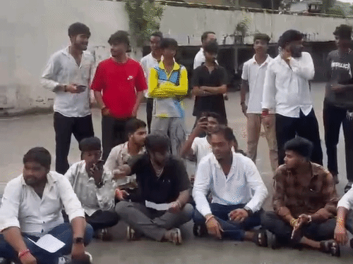 15 अगस्त को स्टेशन पर लगा था पुराना गंदा तिरंगा:कोरबा युवा कांग्रेस ने किया प्रदर्शन, जिम्मेदार अधिकारी पर कार्रवाई और FIR की मांग