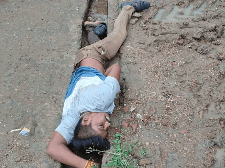 ब्लैकमेलिंग से परेशान पति-पत्नी ने युवक की हत्या की:वीडियो वायरल करने की देता था धमकी,दूध में नींद की दवा मिलाकर पिलाई,गमछे से गला दबाया