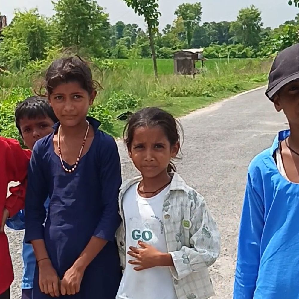 बेतिया के रहीमपुर स्कूल में 7 शिक्षक:119 नामांकित और 96 की हाजिरी; फिर भी सड़क पर घूमते मिले बच्चे