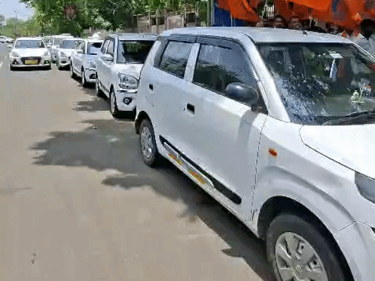 
                 आज रात 12 बजे से भोपाल में टैक्सियां बंद:19 अगस्त को बोर्ड ऑफिस पर धरना, मांगें नहीं मानीं तो अनिश्चितकालीन बंद की चेतावनी 
            
