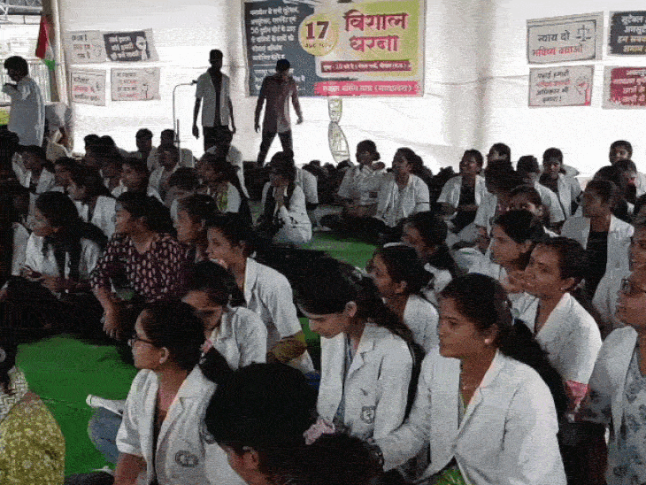 
                 भोपाल के नीलम पार्क में नर्सिंग छात्रों का प्रदर्शन:6 साल से डिग्री, परीक्षा और छात्रवृत्ति का इंतजार; लिखित आश्वासन मिलने तक प्रदर्शन की चेतावनी 
            