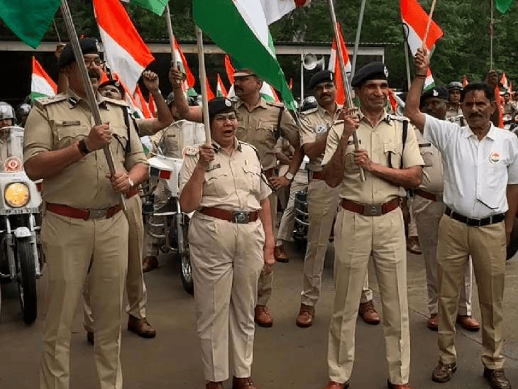 
                 तिरंगा रैली से भोपाल पुलिस ने दिया राष्ट्रप्रेम का संदेश:पुलिस अधिकारियों और जवानों ने लगाए देशभक्ति के नारे, ‘हर घर तिरंगा’ का दिया संदेश 
            