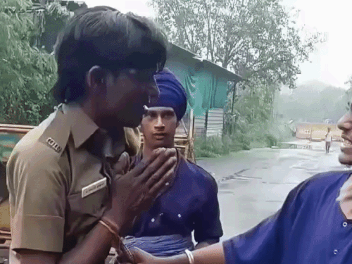 चंडीगढ़ के होमगार्ड को निहंग ने 3 थप्पड़ मारे, VIDEO:मोहाली बॉर्डर पर डोरी से खींचा, गालियां भी दी; जवान हाथ जोड़ता रहा