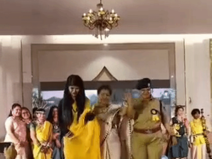 छिंदवाड़ा में आदिवासी महोत्सव का फैशन शो बना आकर्षण:पूर्व राज्यपाल शो-स्टॉपर; अनुसुइया उइके ने रैम्प वॉक के बाद मंच पर किया गोंडी नृत्य