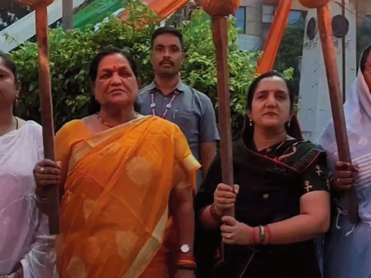 वंदे मातरम् विवाद पर नर्मदापुरम में भाजपा का मशाल जुलूस:कांग्रेस के खिलाफ नारेबाजी, निकला मार्च; कथित अनादर पर जताया विरोध