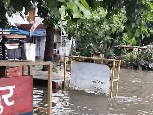 प्रयागराज में बारिश से जार्जटाउन थाने में भरा पानी:लॉकअप से लेकर प्रभारी कक्ष तक डूबे, नंगे पांव ड्यूटी कर रहे पुलिसकर्मी