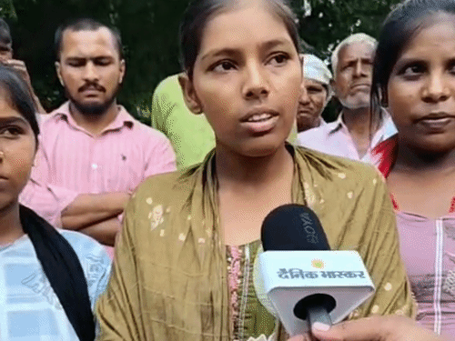 बेटियों ने उठाया तिरंगा तो पानी ने छोड़ा रास्ता:मेरठ में छात्रा का वीडियो वायरल होने के बाद डीएम ने की बात, खत्म कराया जलभराव