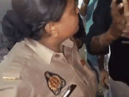 कावड़ियों और महिला सिपाही के बीच 1-घंटे चला हाईवोल्टेज ड्रामा,VIDEO:बोली- DCP-ACP को बुला लो, 30 KM पीछा करके कावड़ियों ने रोका