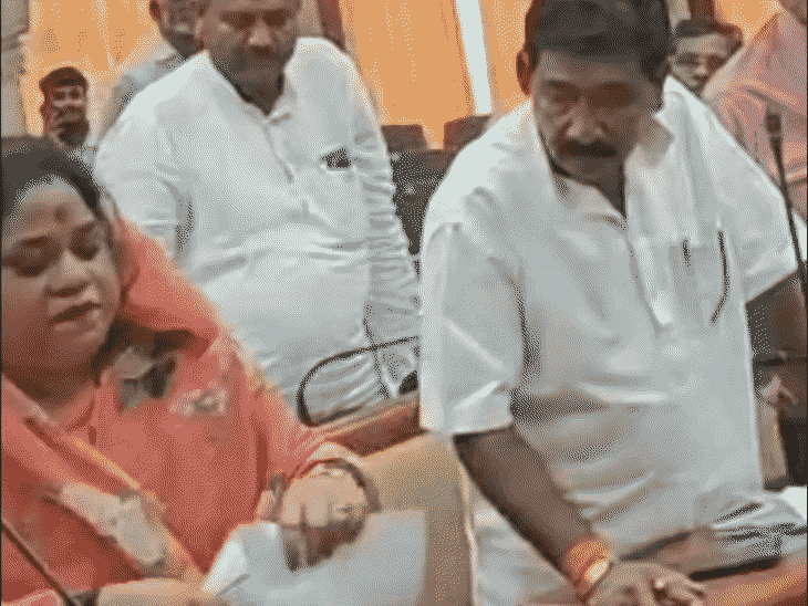 ग्वालियर नगर निगम सदन में हंगामा, एजेंडा फाड़ा:जलभराव और सड़कों के मुद्दे पर BJP पार्षदों का प्रदर्शन