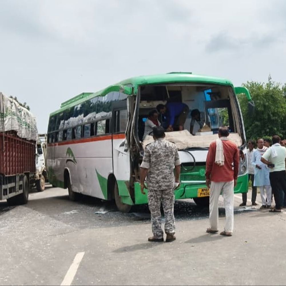 NH-719 पर सूत्र सेवा की बस टकराई, हादसा टला:ऑटो को बचाने के प्रयास में अनियंत्रित हुई बस, आगे का कांच टूटा; जाम लगा