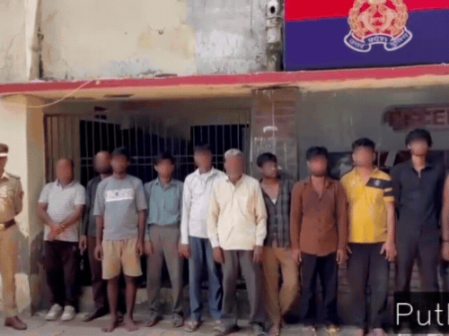 आगरा में जुआरियों को पकड़ने एंबुलेंस से गई पुलिस:मुखबिरों से बचने के लिए अपनाई रणनीति, 19 जुआरी पकडे़