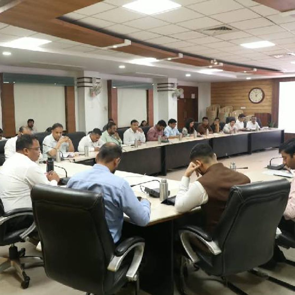 
                 सीएम हेल्पलाइन की शिकायतें अब सिर्फ बंद नहीं होंगी:समाधान भी करना होगा, कलेक्टर ने अफसरों को चेताया; SDO, सहायक श्रमायुक्त और तहसीलदार को नोटिस 
            