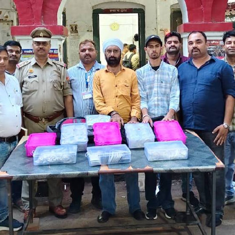 छत्तीसगढ़ एक्सप्रेस में 50 लाख की चांदी पकड़ी:झांसी में पिता-पुत्र हिसाब नहीं दे पाए, जीआरपी ने जीएसटी अफसरों को सौंपा केस