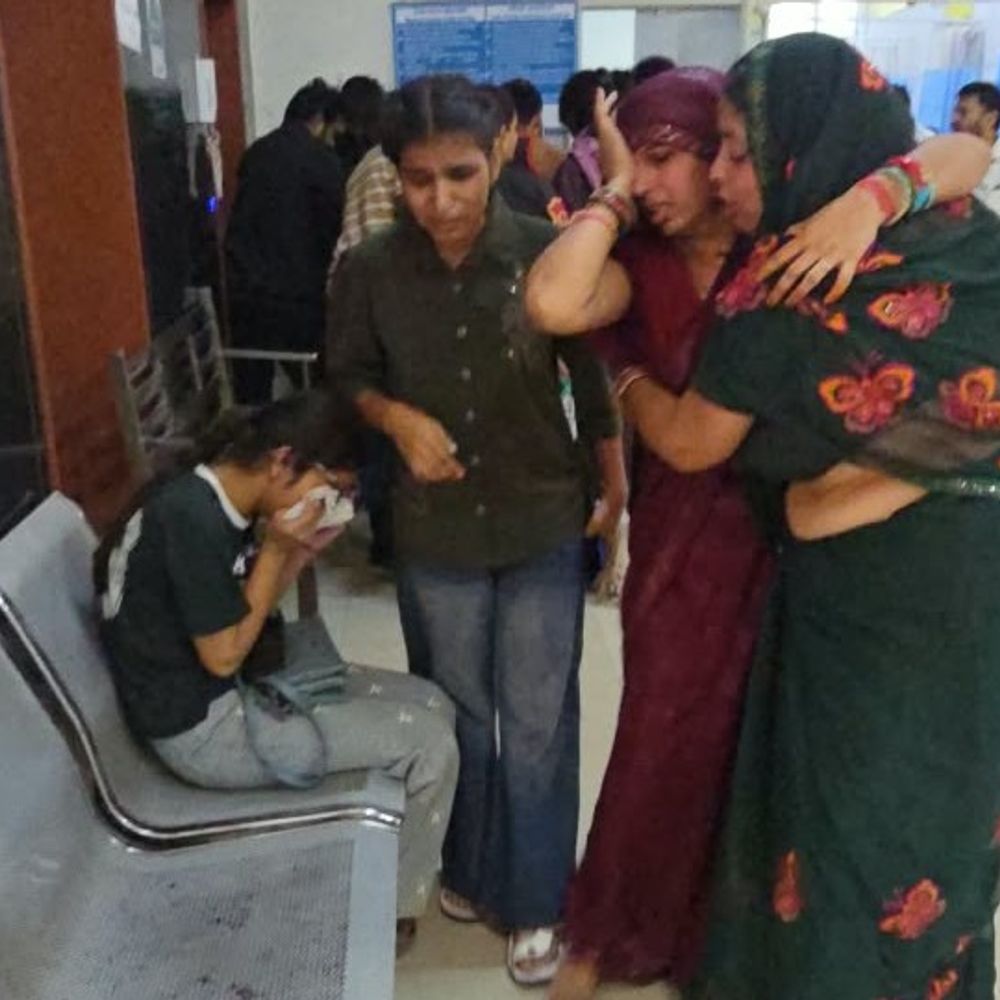 
                 नागचंद्रेश्वर मंदिर में दर्शन के दौरान 13 लोग घायल...एक गंभीर:हरसिद्धि मंदिर और बड़े गणेश मंदिर के सामने बैरिकेडिंग में अफरा-तफरी, अस्पताल पहुंचे श्रद्धालु 
            