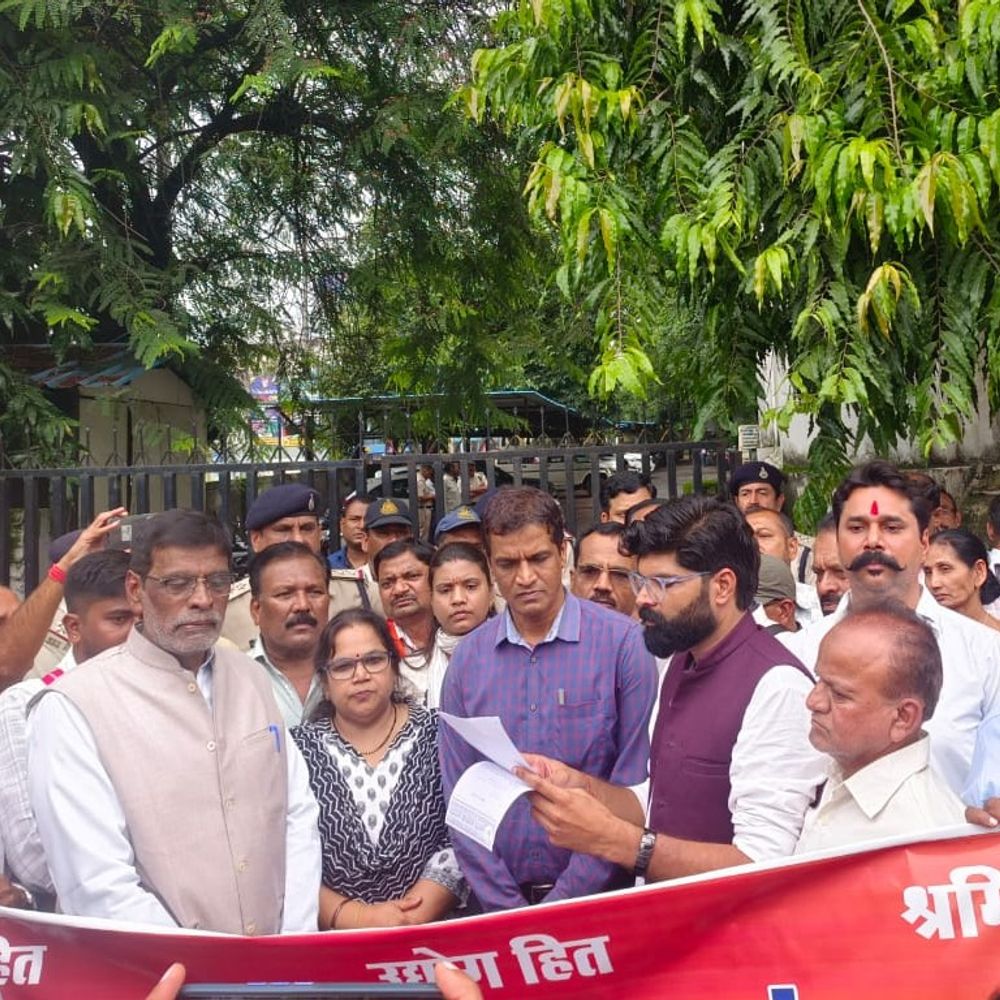 
                 न्यूनतम वेतन 30 हजार प्रतिमाह देने की मांग:बीएमएस ने प्रदेश भर में कलेक्टरों को सौंपा 57 सूत्रीय ज्ञापन, ग्रेच्युटी सीमा 40 लाख करने कहा 
            