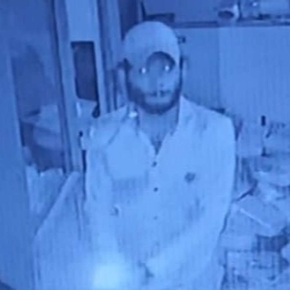 
                 थाने से 50 मीटर दूर ताले तोड़कर चोरी:रतलार में कोरियर ऑफिस से फोन और मोबाइल चोरी, VIDEO; सामान बिखराकर भागे 
            