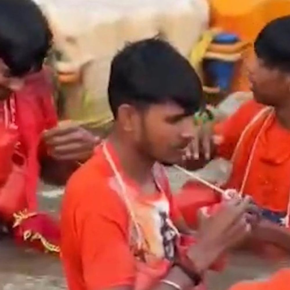 प्रयागराज में तीसरे सोमवार-नागपंचमी पर शिवालयों में उमड़ी भीड़, VIDEO:नागवासुकी मंदिर में रही लंबी लाइनें, हर-हर महादेव के जयकारे गूंजे