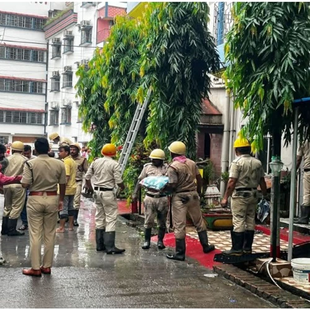 बंगाल के बीरभूम में होटल में आग लगी,4 की मौत:सावन सोमवार पर तारापीठ पहुंचे श्रद्धालु होटल में रुके हुए थे