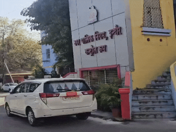
                 नामांतरण घोटाले मामले में बड़ी कार्रवाई:2 कर्मचारी सस्पेंड, 3 की सेवा समाप्त, सहायक राजस्व अधिकारी को जारी किया शोकाज नोटिस 
            