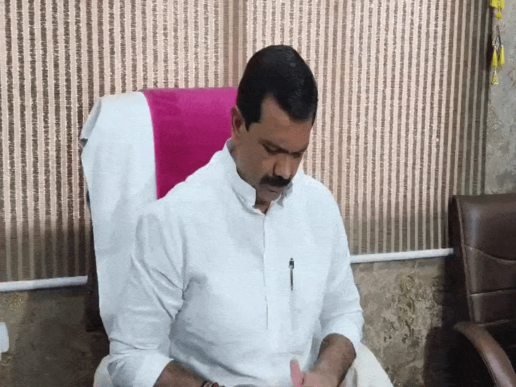 
                 इंदौर शहर कांग्रेस अध्यक्ष का 7 दिन का अल्टीमेटम:खराब सड़के रविवार तक ठीक नहीं हुई तो कांग्रेस एक साथ करेगी चक्काजाम 
            