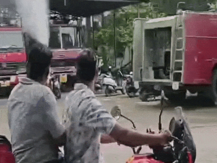 
                 इंदौर में 64 लाख की 4 फायर बाइक बुझाएगी आग:40 लीटर पानी और 4 लीटर फोम की क्षमता, तंग गलियों में साबित होगी कारगर 
            