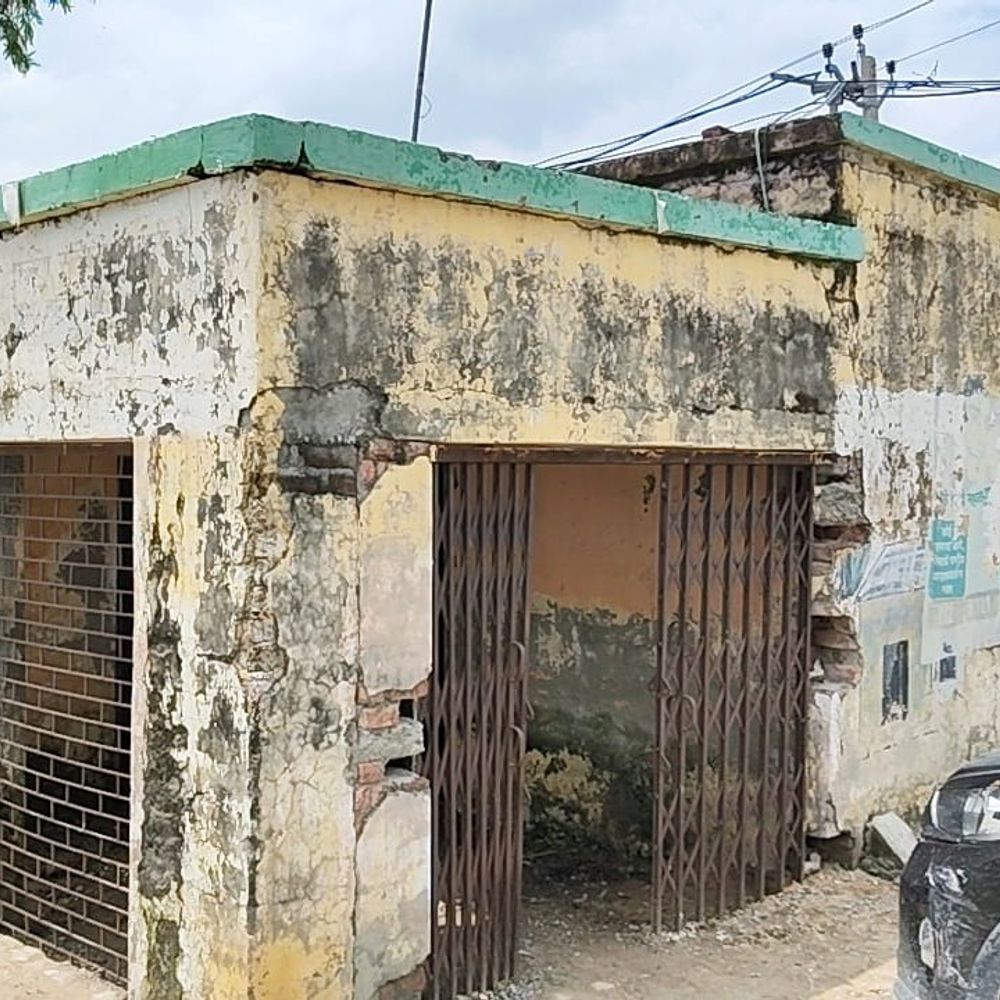 स्कूल के बगल में 15 साल से जर्जर पंचायत भवन:मऊ में बच्चों की जान पर मंडरा रहा खतरा, आधी छत गिर चुकी, दीवारों में दरारें