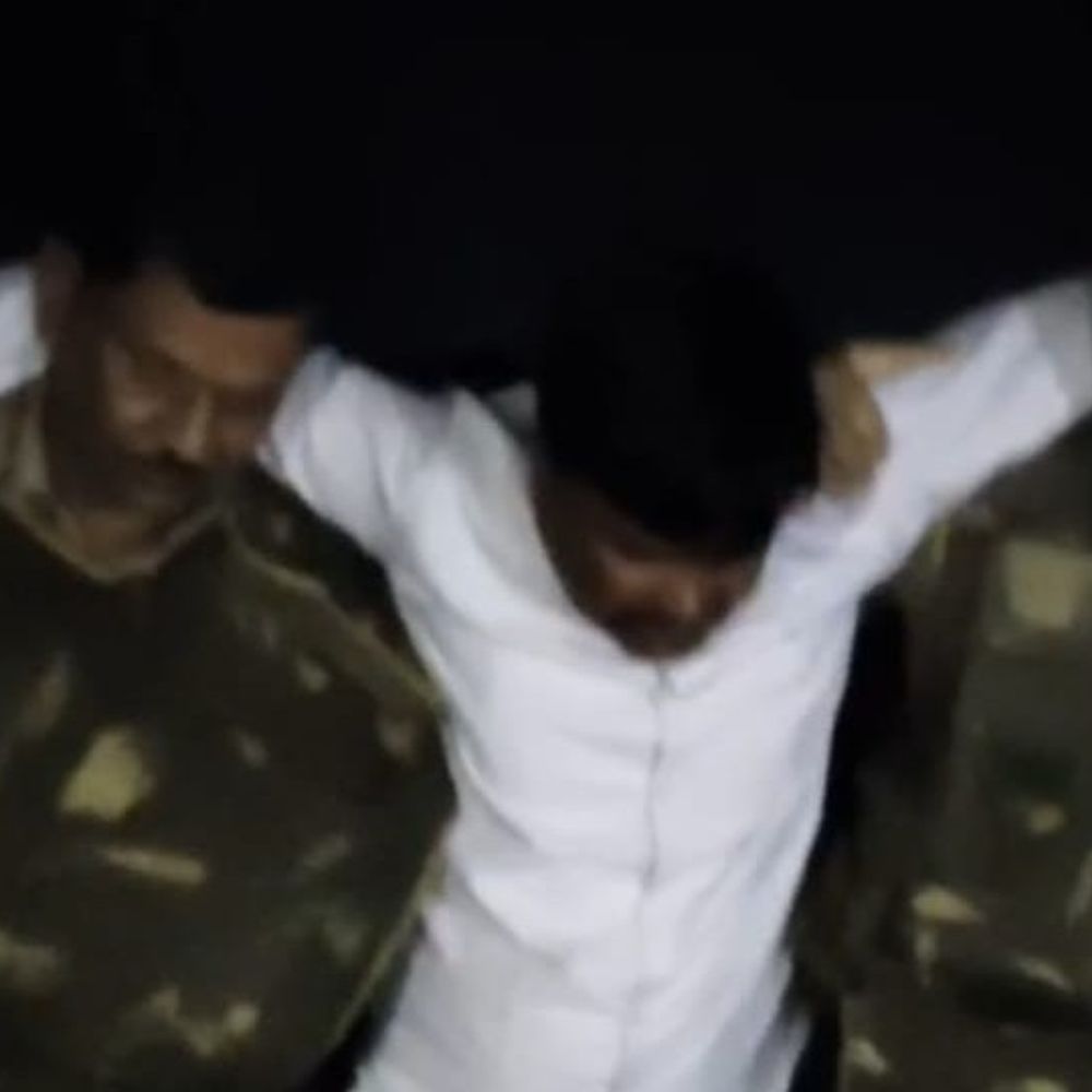 आजमगढ़ में मुठभेड़ में बदमाश गिरफ्तार:नौकरी दिलाने के नाम पर फ्रॉड करता, वाराणसी समेत कई जिलों में दर्ज है FIR