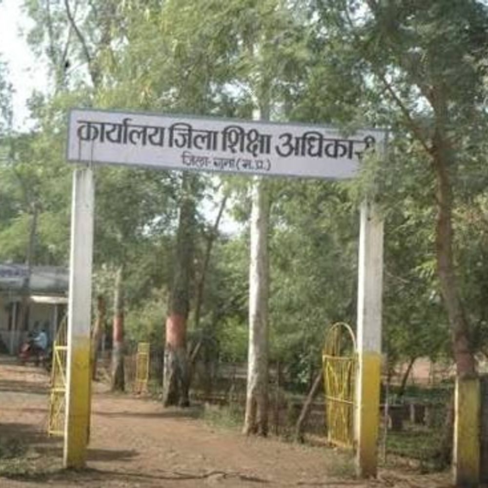गुना में छात्राओं की बोतल में भर दिया यूरीन:क्लास के लड़कों ने की हरकत; प्राचार्य ने कहा- मुंह खराब हो गया तो चॉकलेट खा लो