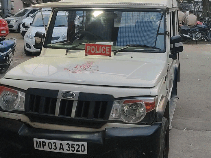 
                 दिल्ली की साइबर ठगी के तार भोपाल से जुड़े:कमला नगर में दबिश, एक संदिग्ध हिरासत में 
            