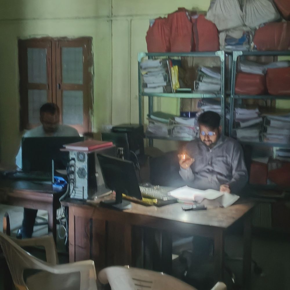 नर्मदापुरम में बिना सूचना 2 से 4 घंटे बिजली गुल:सरकारी दफ्तरों में अंधेरा, मोबाइल टॉर्च के उजाले में कर्मचारी करते रहे काम