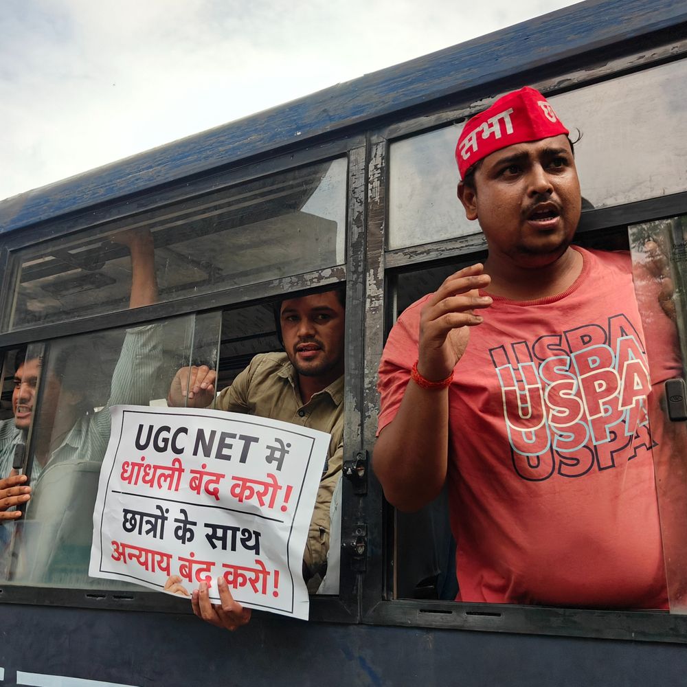 लखनऊ यूनिवर्सिटी में सपा छात्र सभा का विरोध प्रदर्शन:महिला अपराध पर सरकार को घेरा, पुलिस छात्रों को टांग कर ले गई