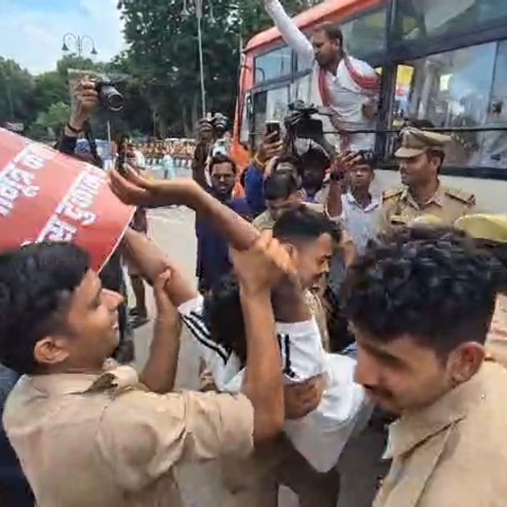 लखनऊ में सपा कार्यकर्ताओं का प्रदर्शन:गौ मूत्र लेकर खरीदार ढूंढने निकले , प्रदर्शनकारी बोले - गौ मूत्र के नाम पर किसानों के साथ धोखा