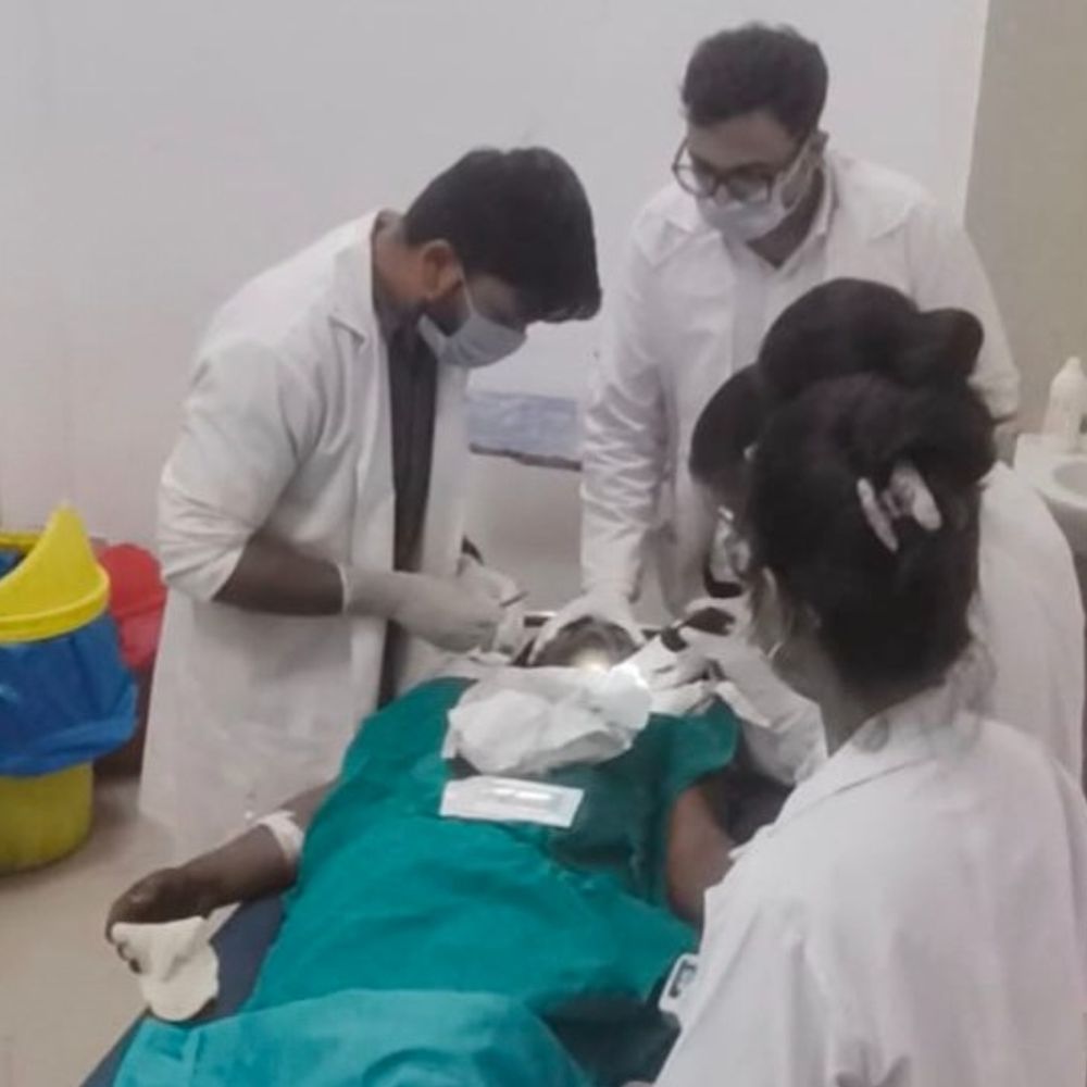 
                 नाबालिग बेटी के प्रेमी का पिता ने गला रेता:रतलाम में कांच की बोतल से हमला, युवक गंभीर; घर पर अकेली थी युवती 
            