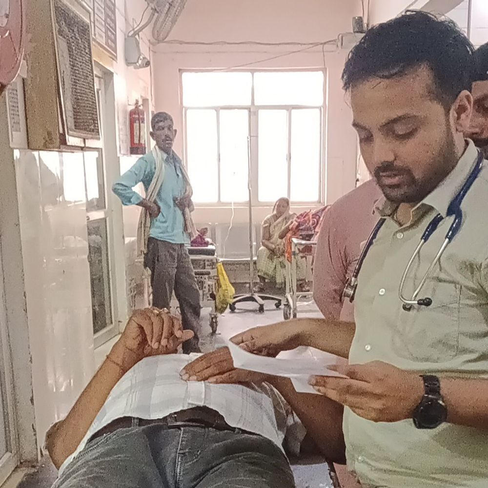 मदनपुर में सड़क दुर्घटना, युवक घायल:गोरखपुर के बीआरडी मेडिकल कॉलेज रेफर किया गया
