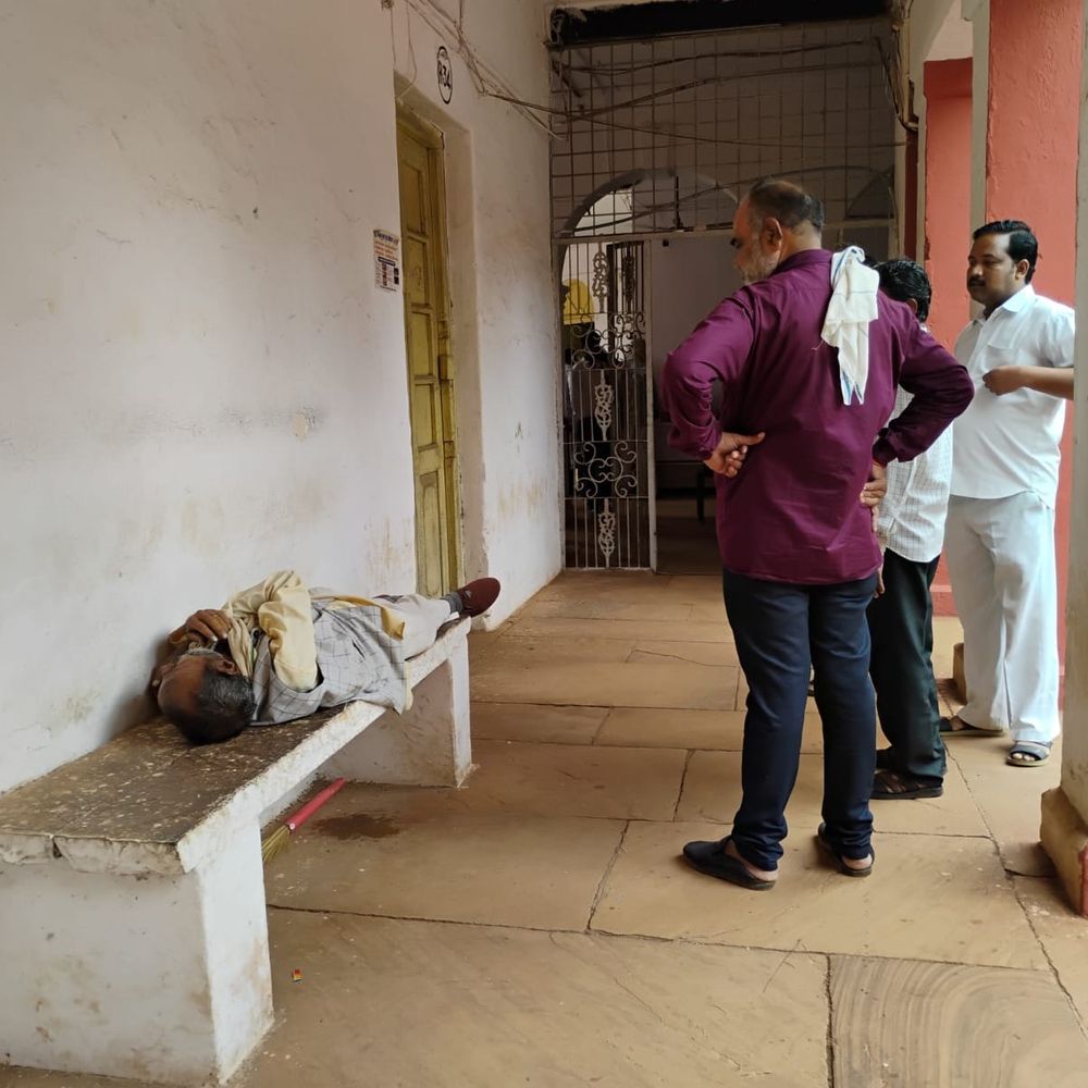जनसुनवाई में पहुंचे बुजुर्ग की शिवपुरी कलेक्ट्रेट में मौत:गैस कनेक्शन ट्रांसफर कराने बेंच पर अपनी बारी का इंतजार कर रहा था