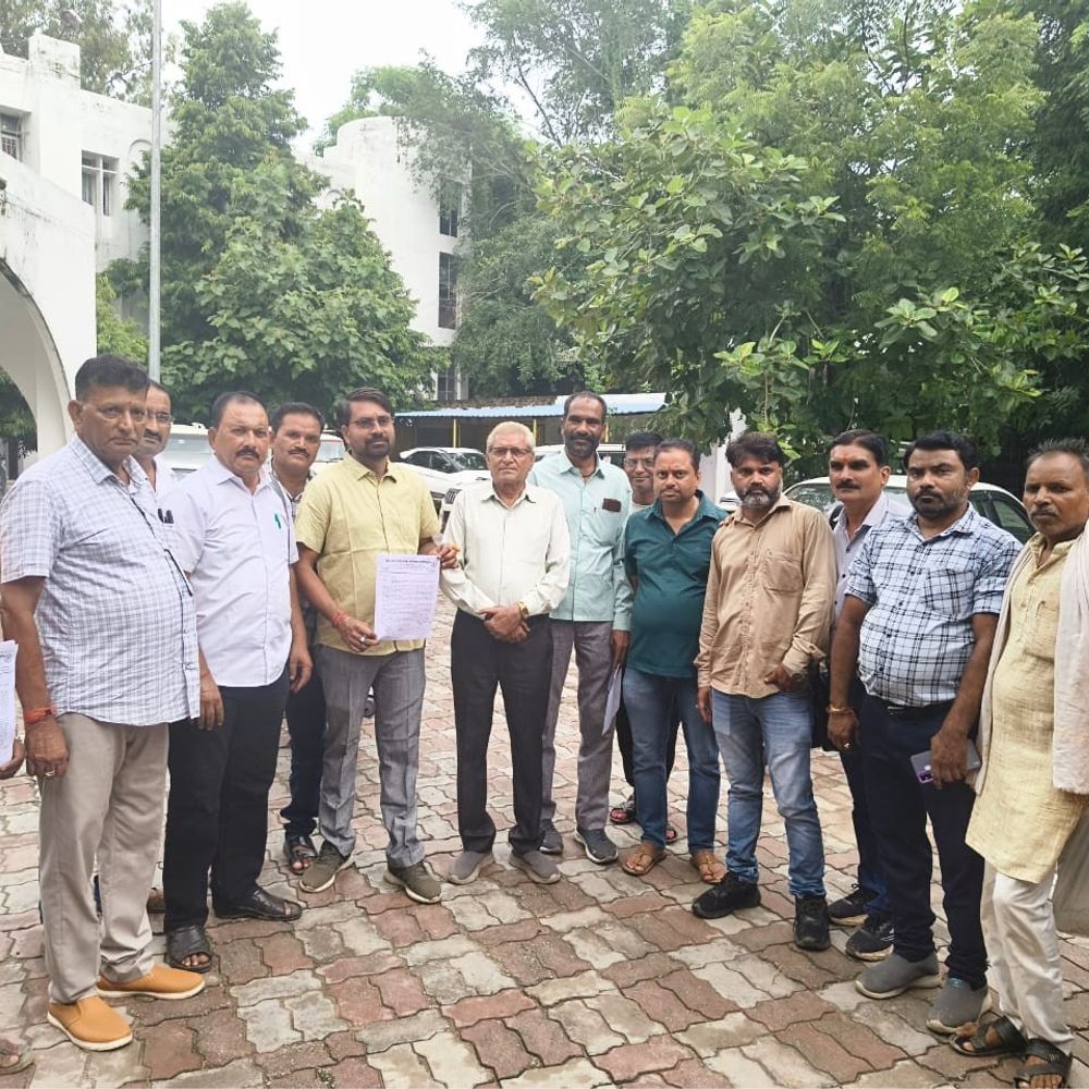 बांदा में प्रेस क्लब भवन पर कथित कब्जे का आरोप:राष्ट्रीय पर्व पर भी नहीं खुला, पत्रकारों ने डीएम से की जांच और कार्रवाई की मांग