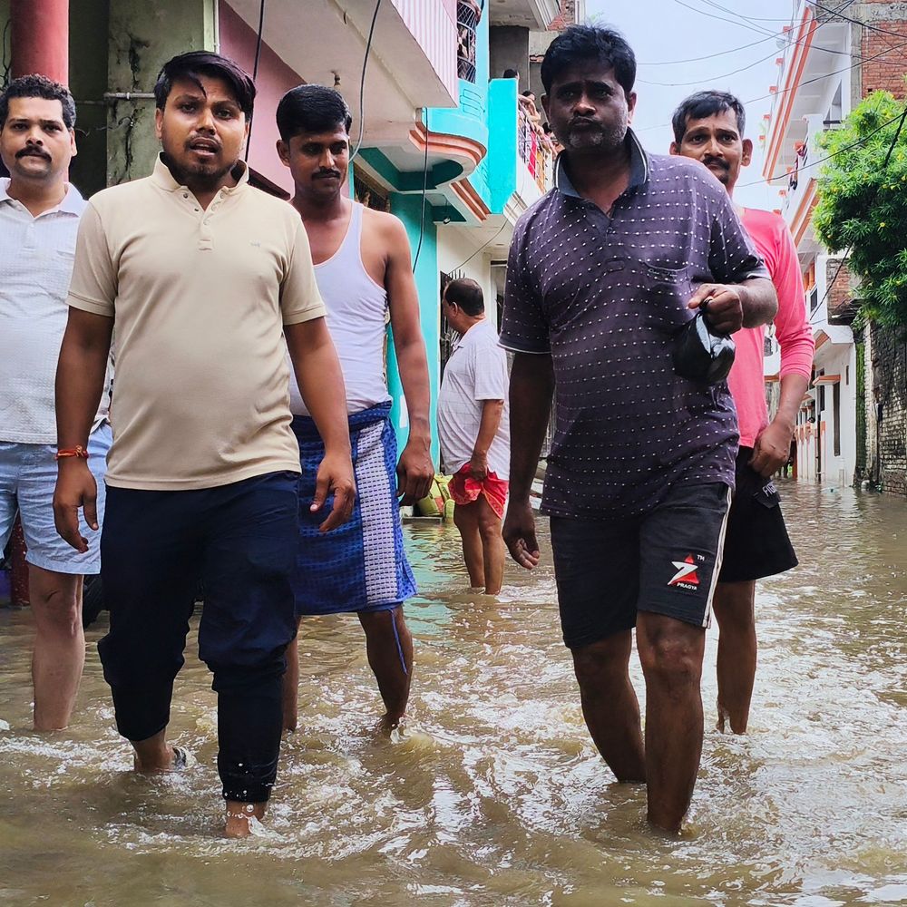 प्रयागराज में मुंडेरा के घरों में 2 फीट तक पानी:छत पर रहने को मजबूर परिवार, खाना-पढ़ाई और कामकाज सब ठप