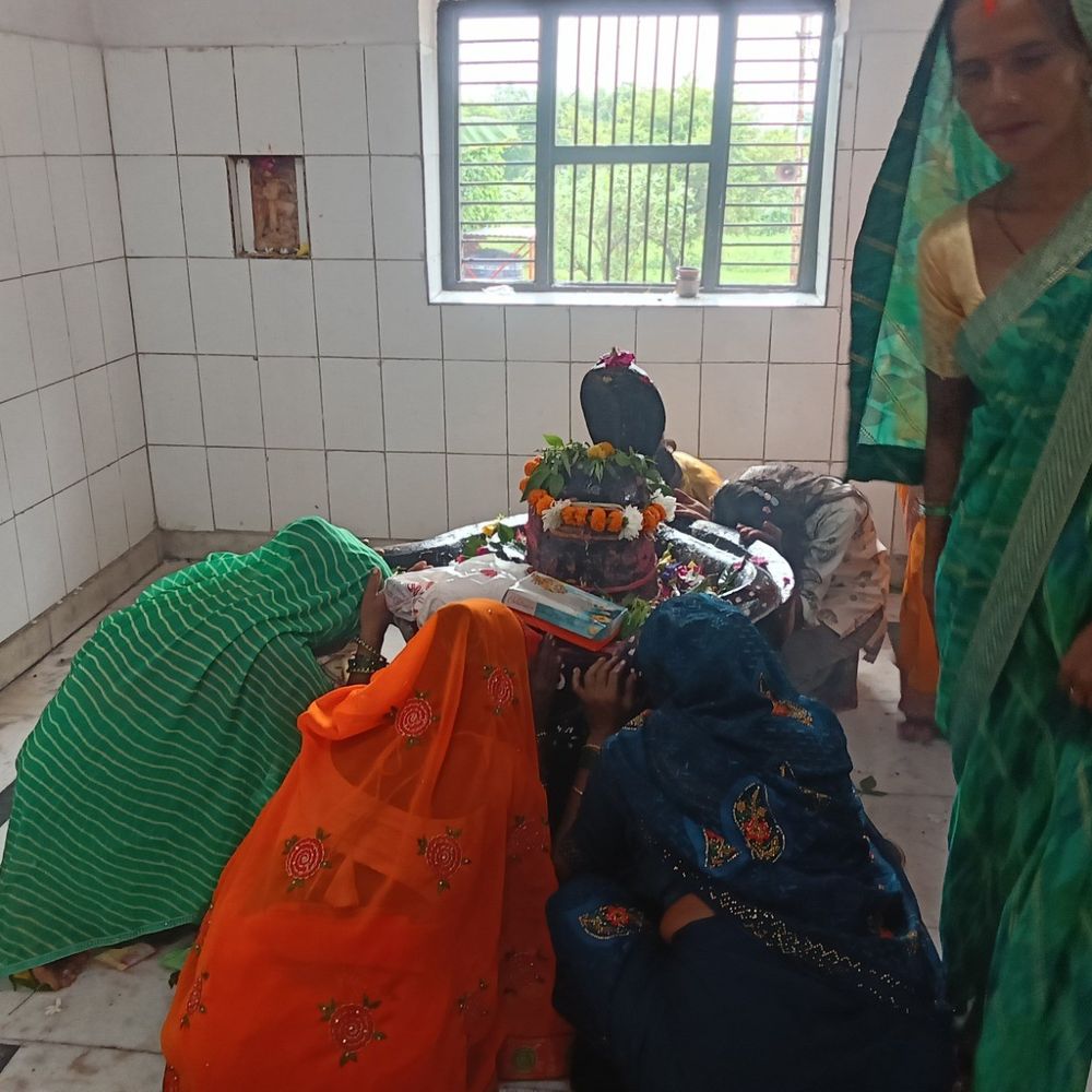 नाग पंचमी पर बड़े महादेव मंदिर में उमड़े श्रद्धालु:लखनऊ के बड़े महादेव मंदिर में पूजा-अर्चना की, जलाभिषेक कर भगवान शिव से सुख-समृद्धि मांगी