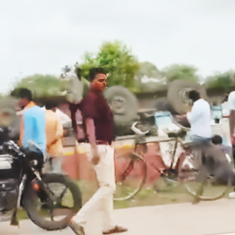 सीधी: NH-39 पर ट्रक का टायर फटा:अनियंत्रित होकर सड़क से नीचे गिरा, चालक घायल