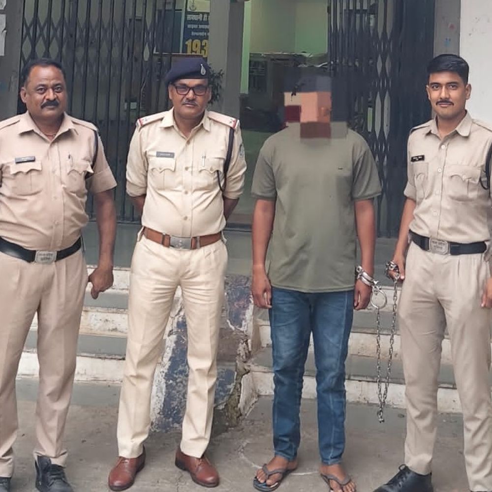 
                 मंदसौर में कार से 100 किलो डोडाचूरा जब्त:बिना नंबर की स्विफ्ट बरामद; आरोपी गिरफ्तार, नेटवर्क की जांच जारी 
            