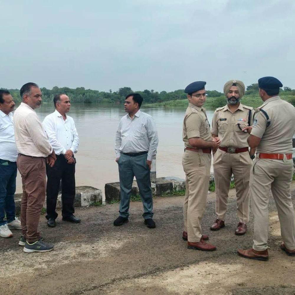 रीवा में नदियां उफान पर, कई गांवों का संपर्क प्रभावित:तराई क्षेत्र में बेलन और नैना नदी का जल स्तर बढ़ा, प्रशासन अलर्ट