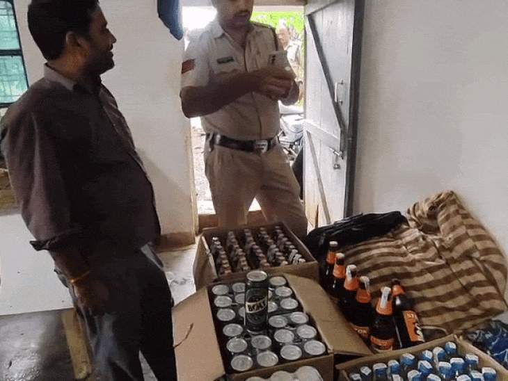 रीवा में 42 लीटर अवैध शराब बरामद:मकान मालिक बोला- ठेकेदार को किराए पर दिया था घर