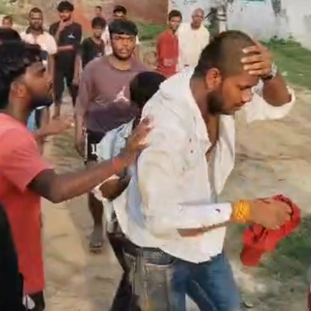 मऊ में क्रिकेट खेलने को लेकर दो पक्षों में विवाद:नाग पंचमी के दिन ढेकवारा गांव में हुई मारपीट; पुलिस ने दोनों पक्षों को थाने बुलाया