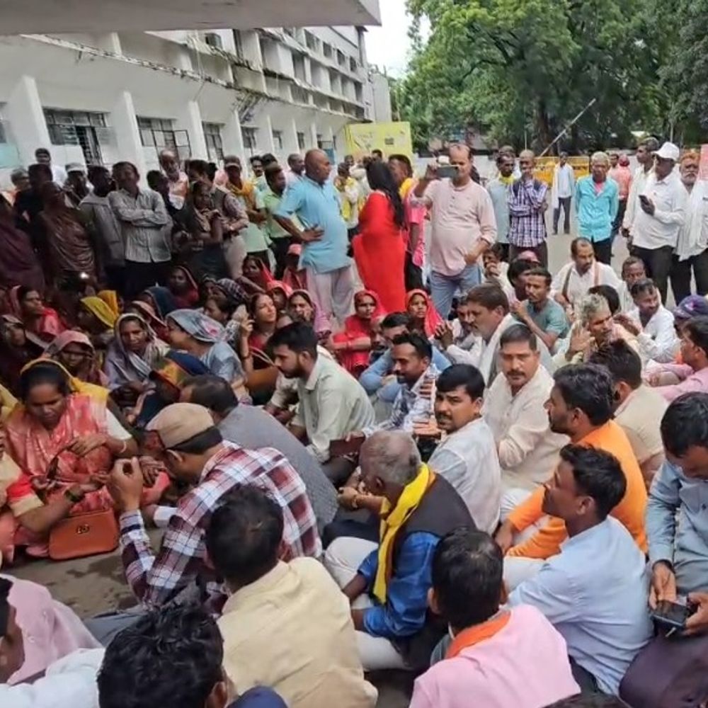 शहडोल में विधायक ने छोड़ा पंच सम्मेलन:बैठक व्यवस्थाओं से नाराज सरपंच-पंचों ने भी किया बहिष्कार, कलेक्ट्रेट के सामने धरने पर बैठे