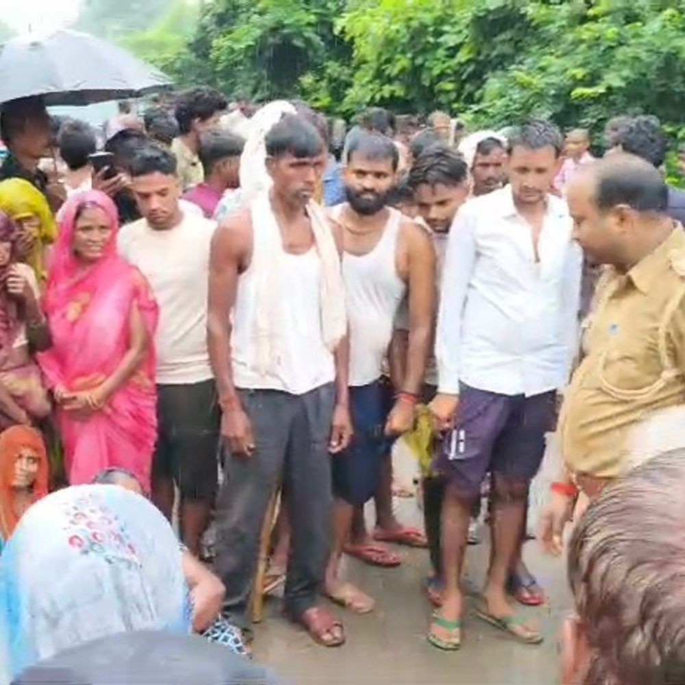 स्कूली बस की चपेट में आने से युवक की मौत:सीतापुर के मछरेहटा-मिश्रिख मार्ग पर हुआ हादसा, बस चालक फरार