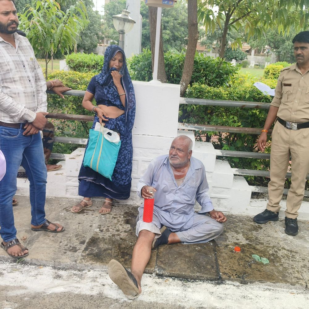 
                 नीमच कलेक्ट्रेट में आत्मदाह का प्रयास, VIDEO:किसान ने खुद पर डीजल छिड़का, पुलिसकर्मियों ने बचाया; बोला- अधिकारी गुमराह कर रहे 
            