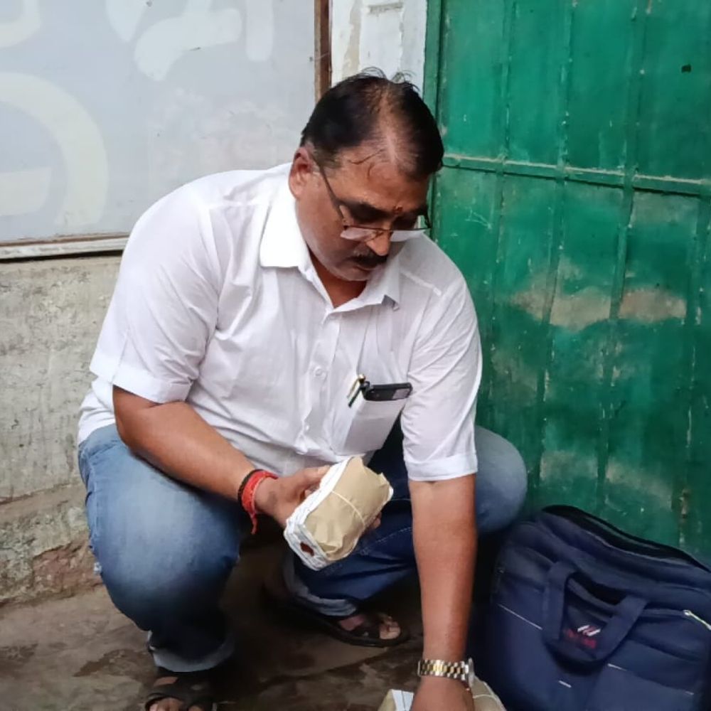 बांदा में खाद्य विभाग का छापा:दो बच्चों की पेट दर्द से मौत हुई थी, संदिग्ध मोमोज-फिंगर फ्राई नष्ट कराए; नमूने लिए गए