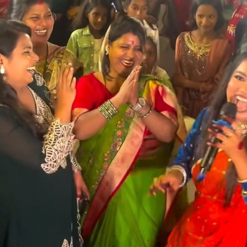 पीरो में दूसरी बार कजरी महोत्सव:लोकगायक गोलू राजा, संजोली पांडेय ने दी प्रस्तुति, महिलाओं ने जमकर डांस किया