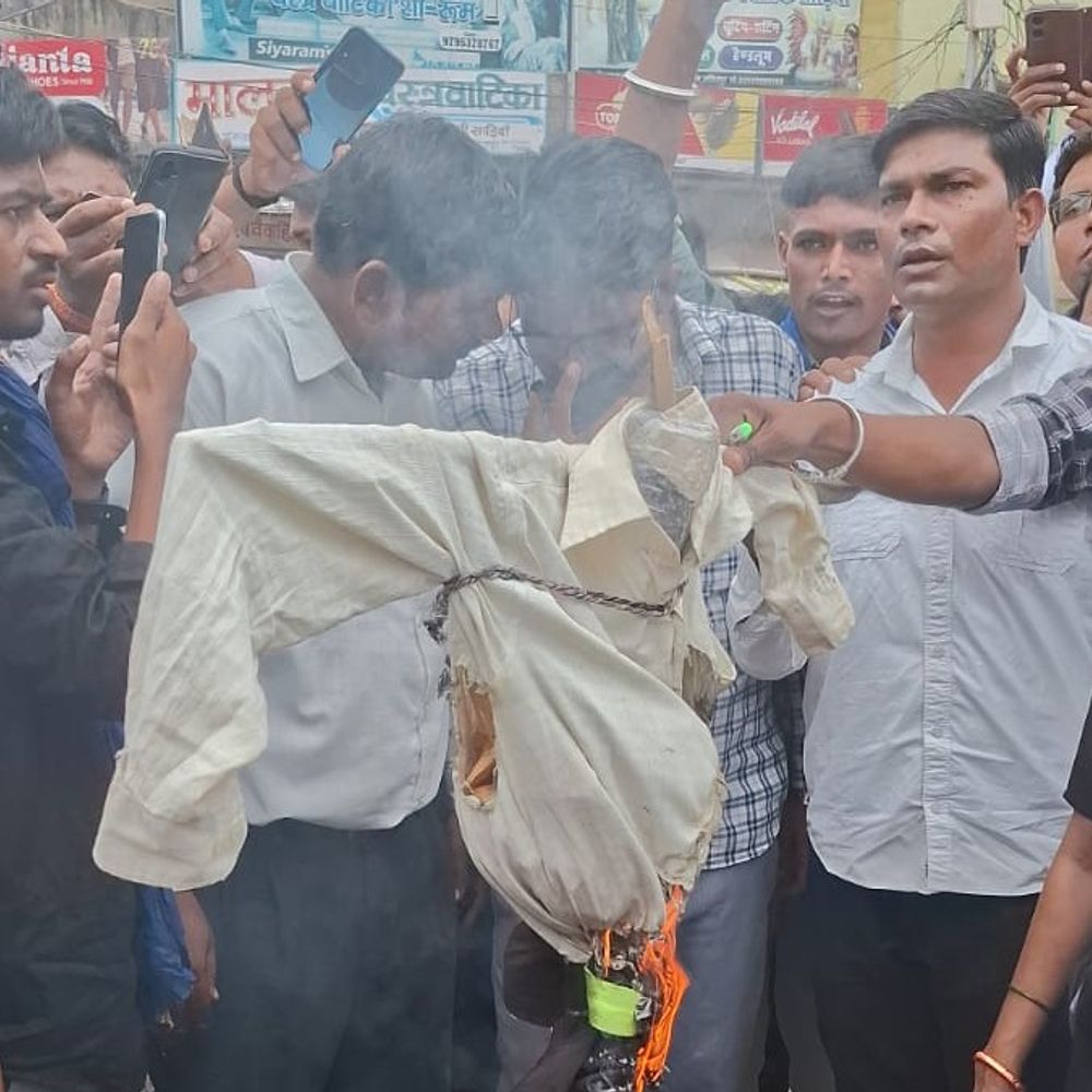 ऑडियो आने पर अहिरवार समाज का प्रदर्शन:जिला पंचायत सदस्य लीलाधर दुबे के खिलाफ FIR की मांग, पुतला फूंका
